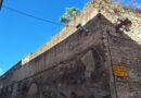 Nola, via Santa Chiara: cade una tegola dal muro perimetrale di Palazzo Orsini. Tragedia sfiorata