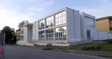 Nola, firmato il contratto per la nuova farmacia distrettuale ed il presidio 118. Rafforzata la presenza dei servizi sanitari territoriali. Il sindaco Ruggiero: «Restituiamo un presidio fondamentale di salute alla città»