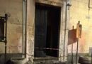Marigliano, auto in fiamme davanti alla chiesa di San Biagio: distrutto l’antico portone ligneo